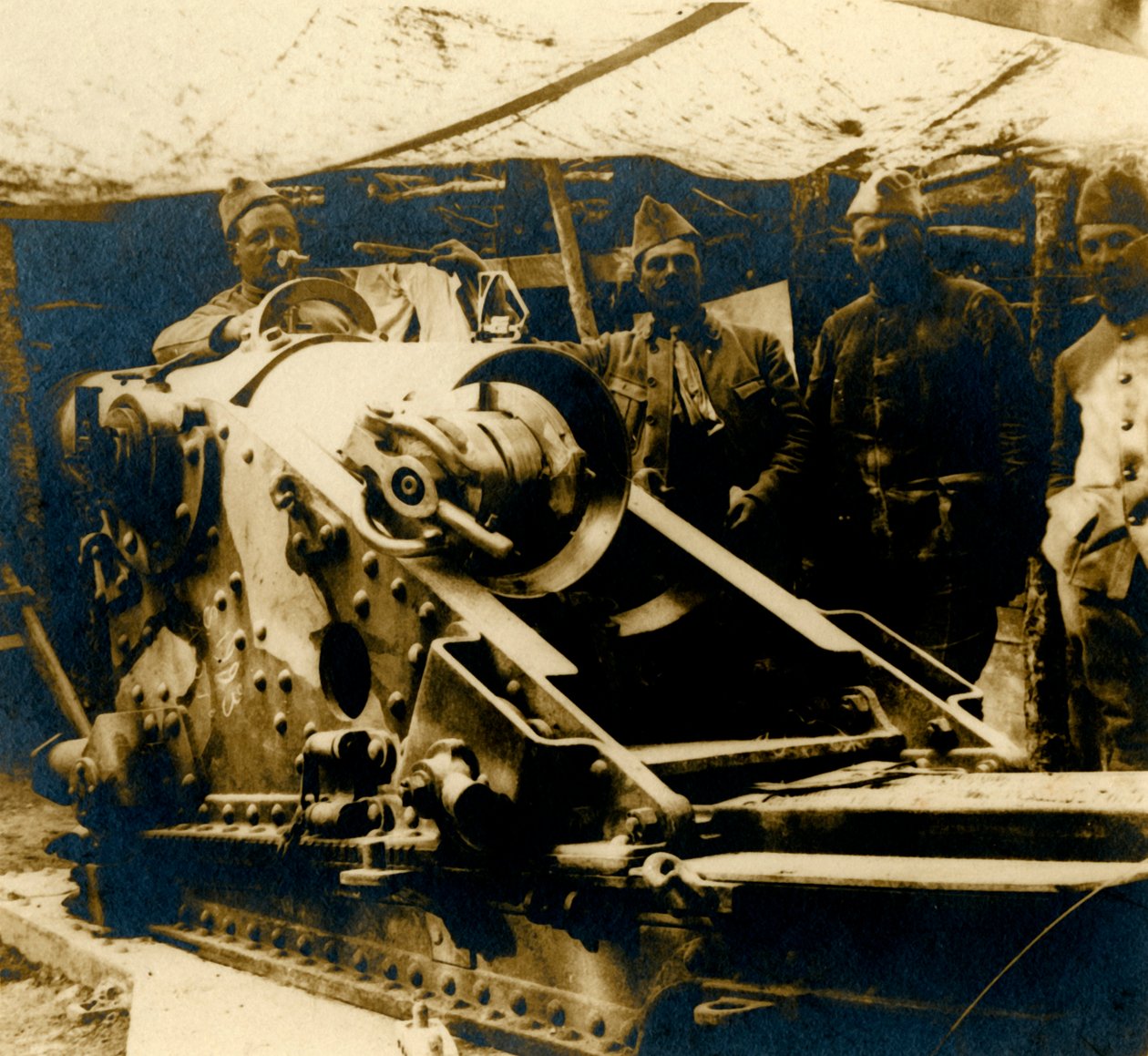 Canhão 220 em seu lugar, c1914-c1918 de Unbekannt