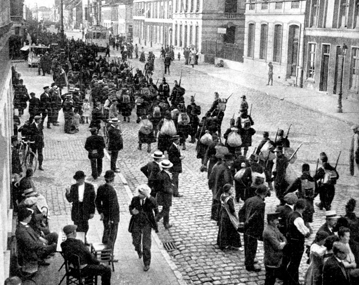 Um regimento belga recua para Antuérpia, Primeira Guerra Mundial, 1914 de Unbekannt