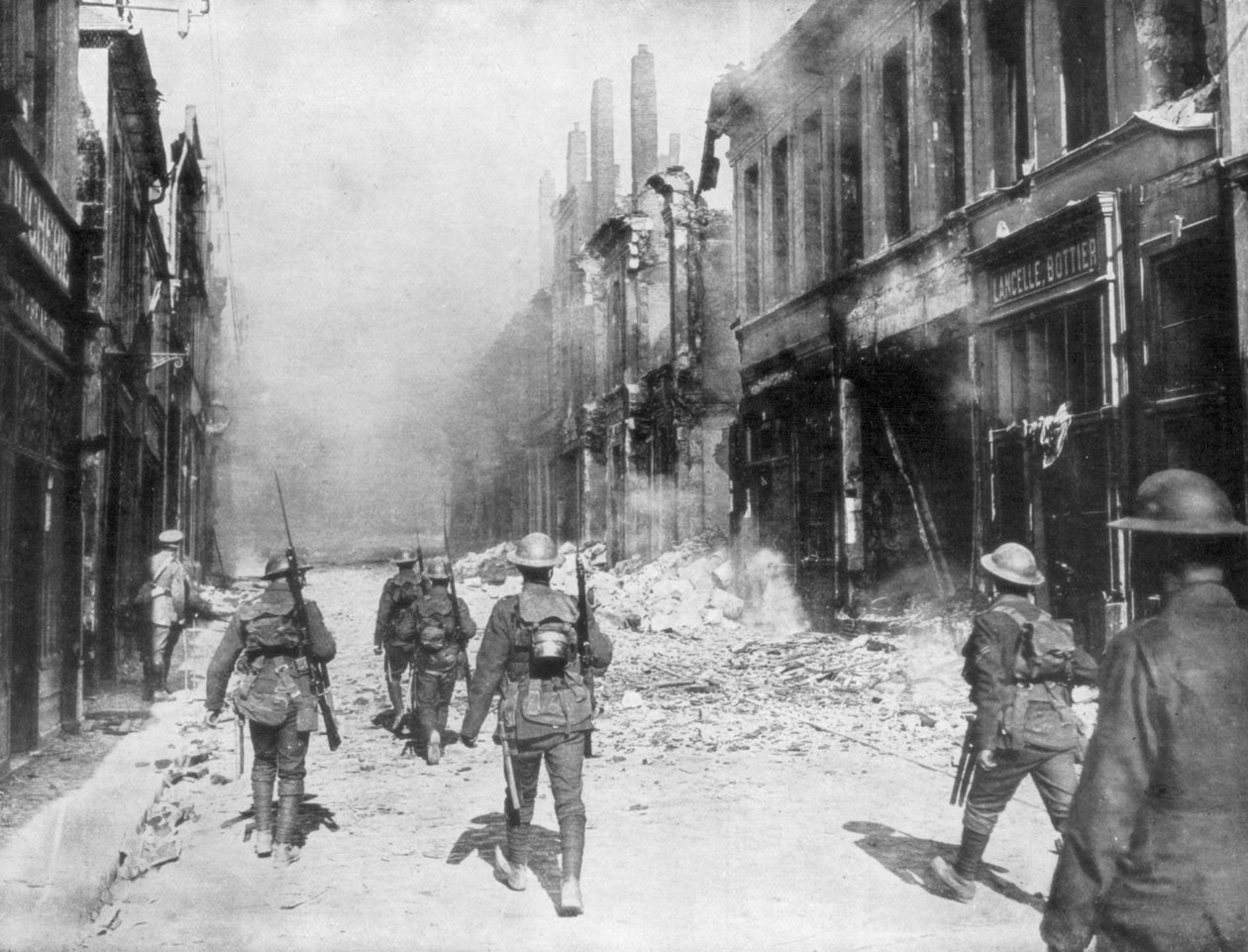 Uma patrulha do exército britânico, Cambrai, França, Primeira Guerra Mundial, 9 de outubro de 1918 de Unbekannt