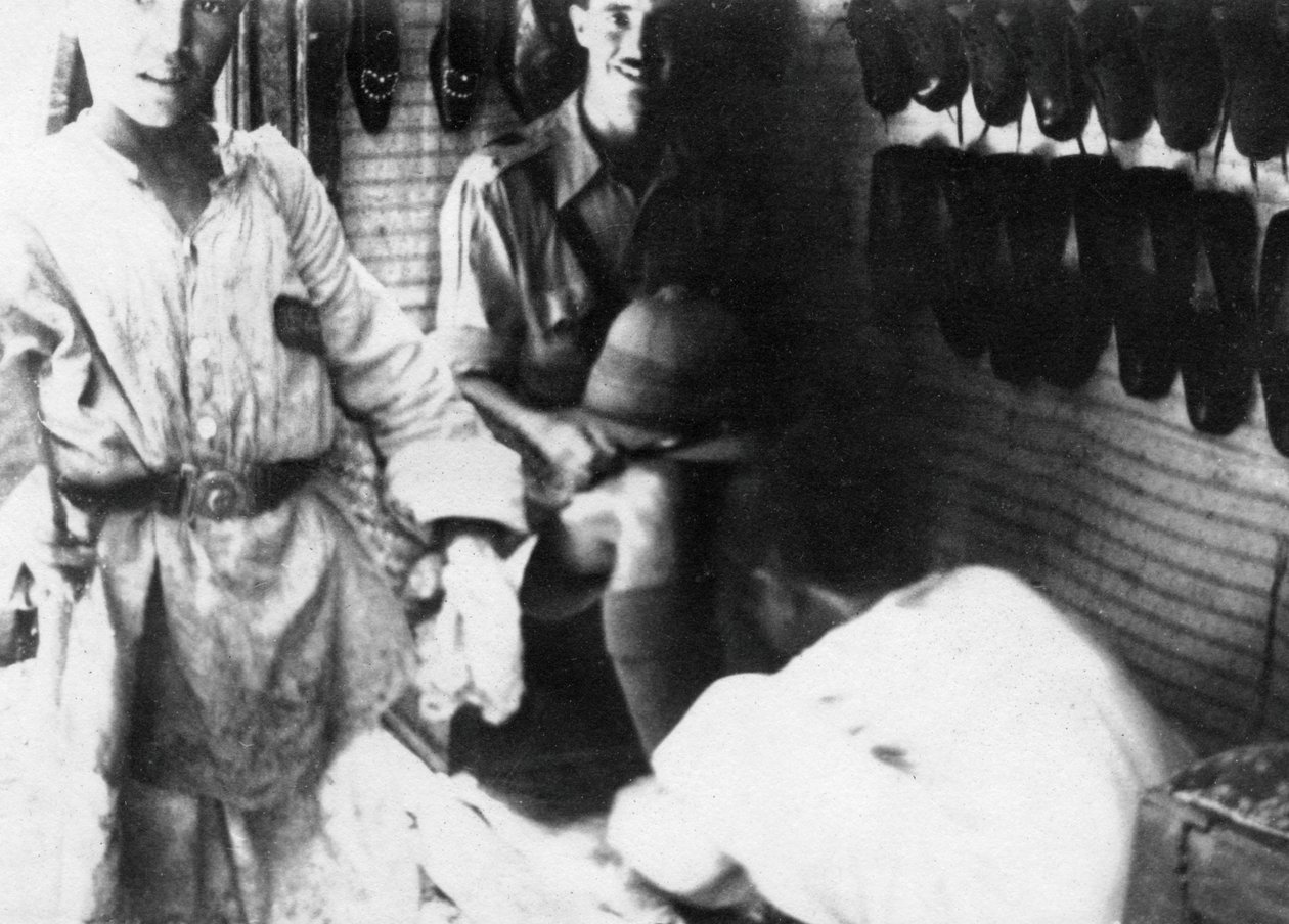 Um oficial britânico em uma loja de sapatos, Bagdá, Mesopotâmia, Primeira Guerra Mundial, 1918 de Unbekannt