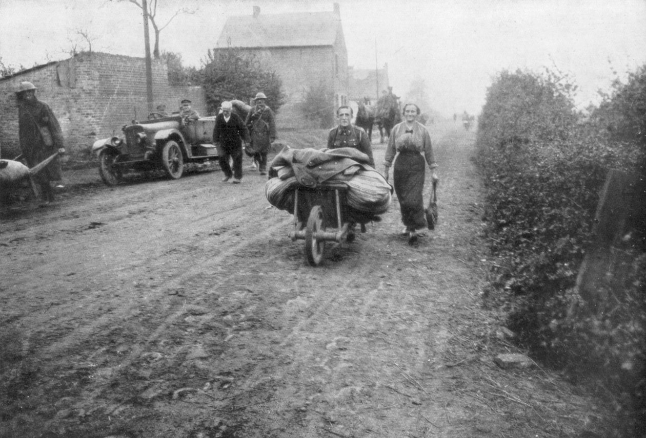 Um soldado britânico ajudando uma mulher a voltar para sua vila, França, 1918 de Unbekannt