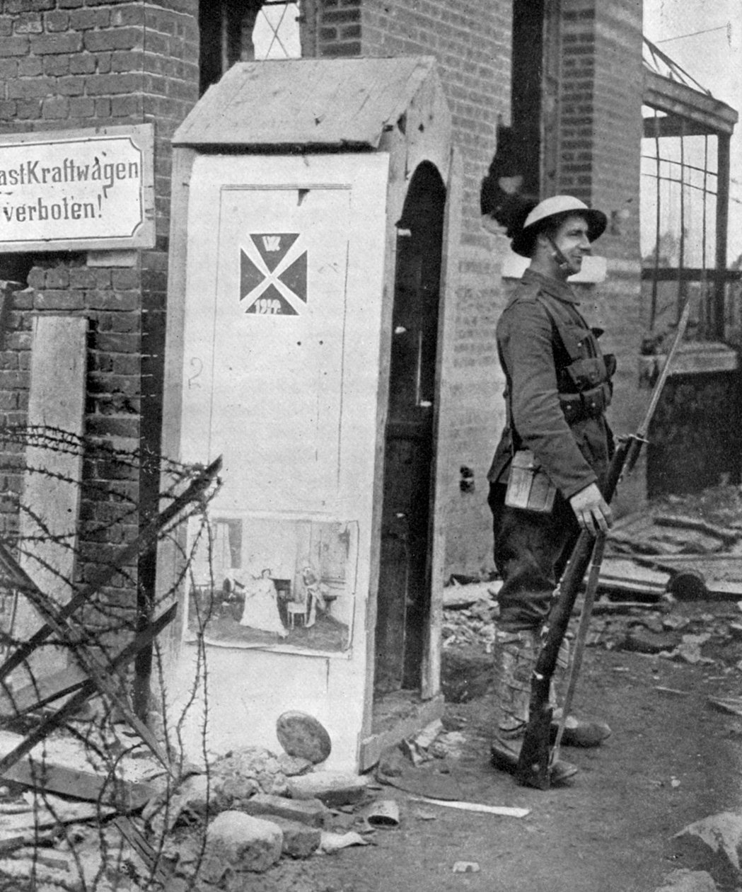 Um soldado britânico em serviço de sentinela após a queda de Peronne, França, Primeira Guerra Mundial, 1917, c1920 de Unbekannt