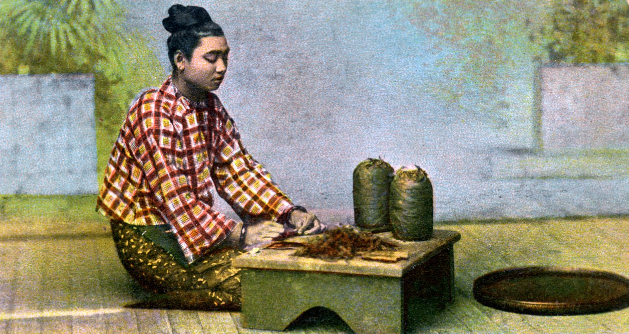 Uma mulher birmanesa fazendo charutos, c1900s de Unbekannt