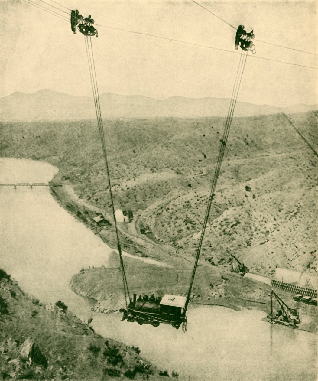 Um motor de empreiteiros sendo balançado através de uma garganta, Rio Grande River, Novo México, 1930. de Unbekannt
