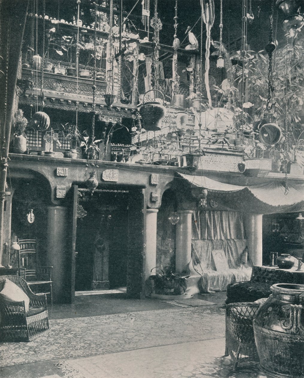 Um canto no estúdio do Sr. Louis C. Tiffany, 1897 de Unbekannt
