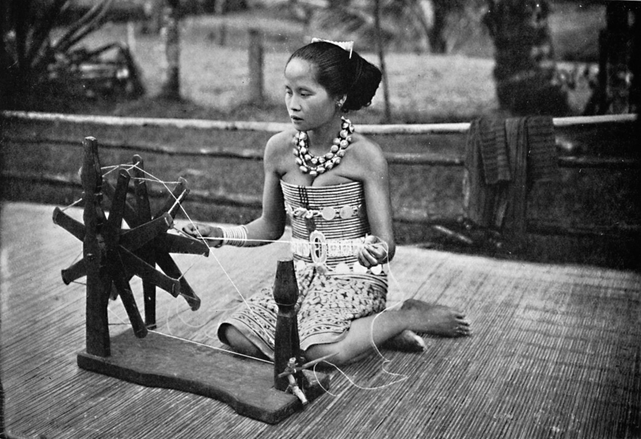 Uma garota Dayak em sua roda giratória, 1902 de Unbekannt