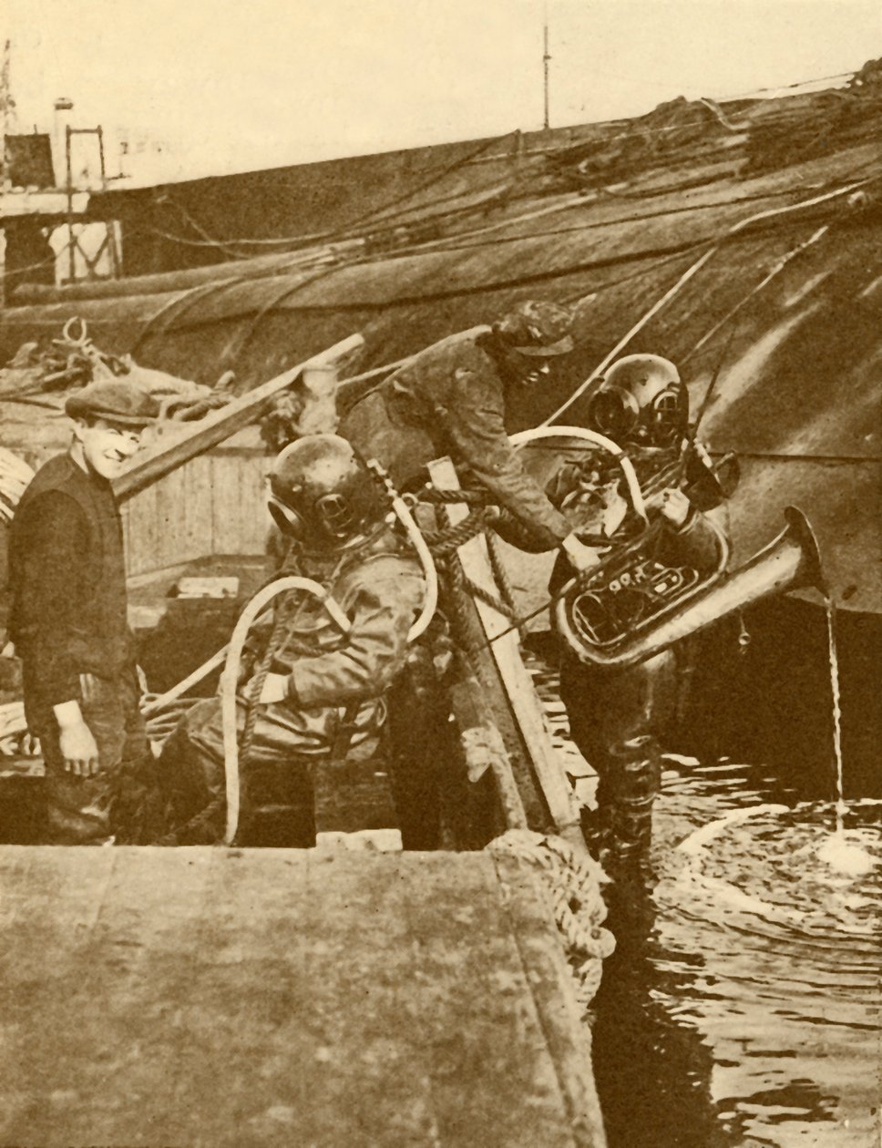 Um mergulhador com eufônio e espadas do alemão Kaiser afundou em Scapa, c1930. de Unbekannt