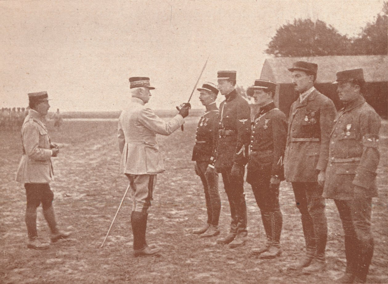 Um general francês que confere decorações aos aviadores, c1918 1919 de Unbekannt