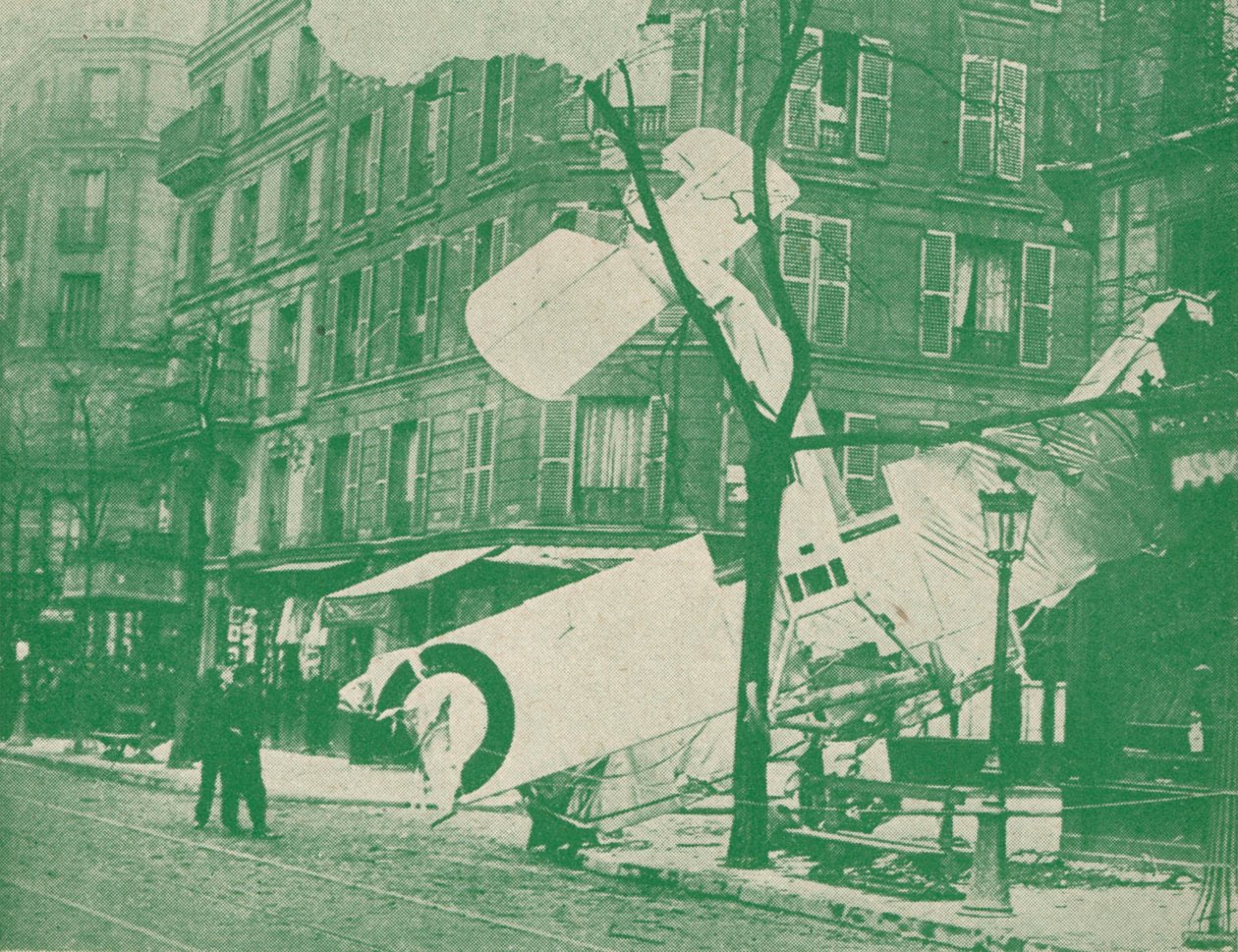 Um avião francês desce em uma rua de Paris, c1917 1919 de Unbekannt