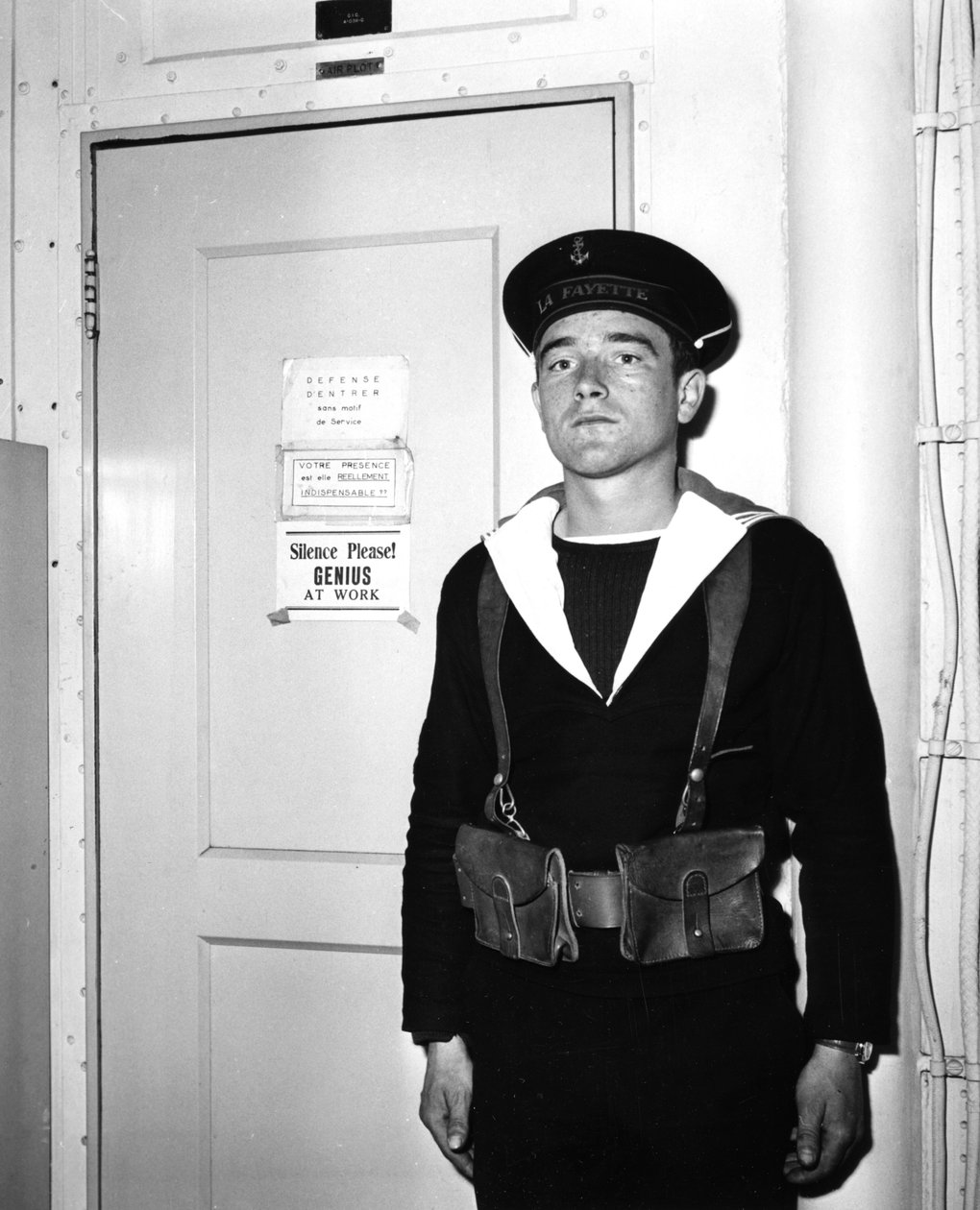 Uma sentinela francesa do lado de fora da sala de operações do porta-aviões La Fayette, 1951 de Unbekannt