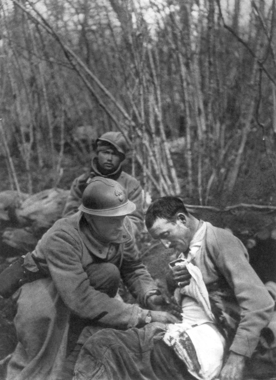 A soldados franceses feridas são tratadas, Primeira Guerra Mundial, França, 1916 de Unbekannt