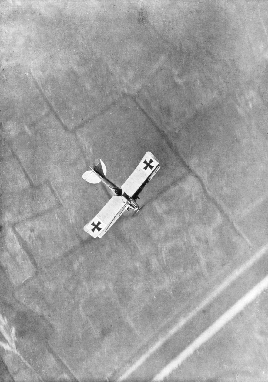 Um avião Aviatik alemão fotografado em voo por um aviador belga, Ypres, Bélgica, 1916 de Unbekannt