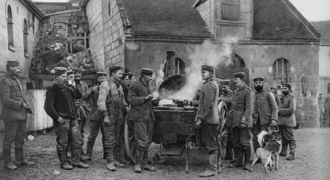 Uma cozinha de campo do exército alemão em uma vila francesa, Primeira Guerra Mundial, 1915 de Unbekannt