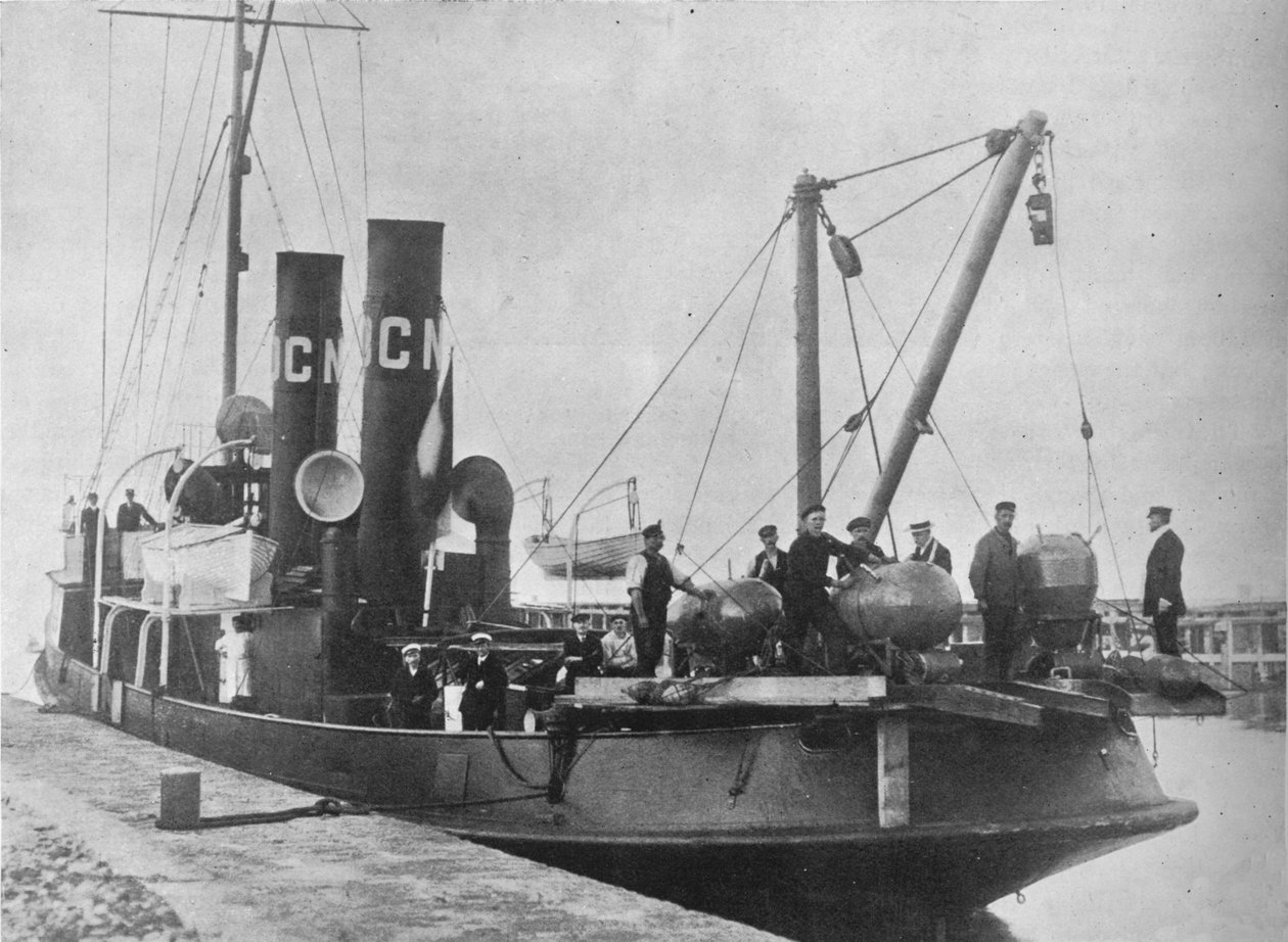 Uma camada de mina alemã saindo do porto com suas minas prontas no convés, 1914 de Unbekannt