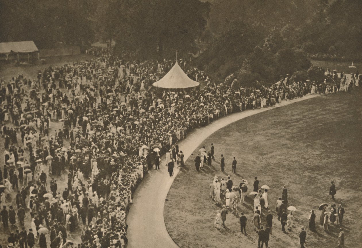 Um vislumbre de uma das festas anuais reais do jardim, entre os gramados de madeira do Palácio de Buckingham, de Unbekannt