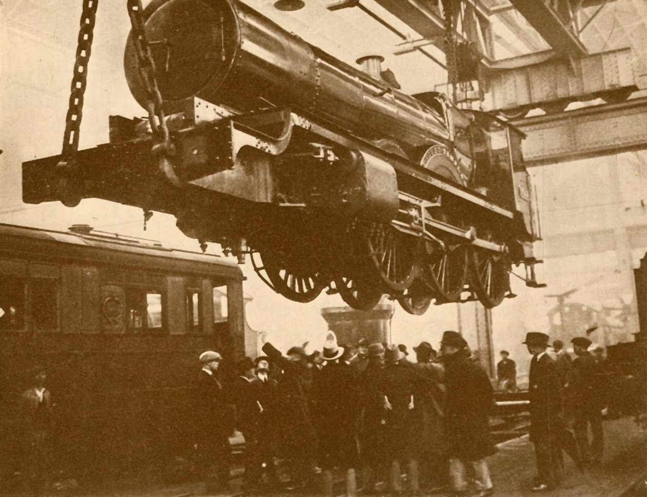 Um cavaleiro de Great Western montado para a inspeção de meninos de escolas públicas que visitam Swindon, c1930. de Unbekannt