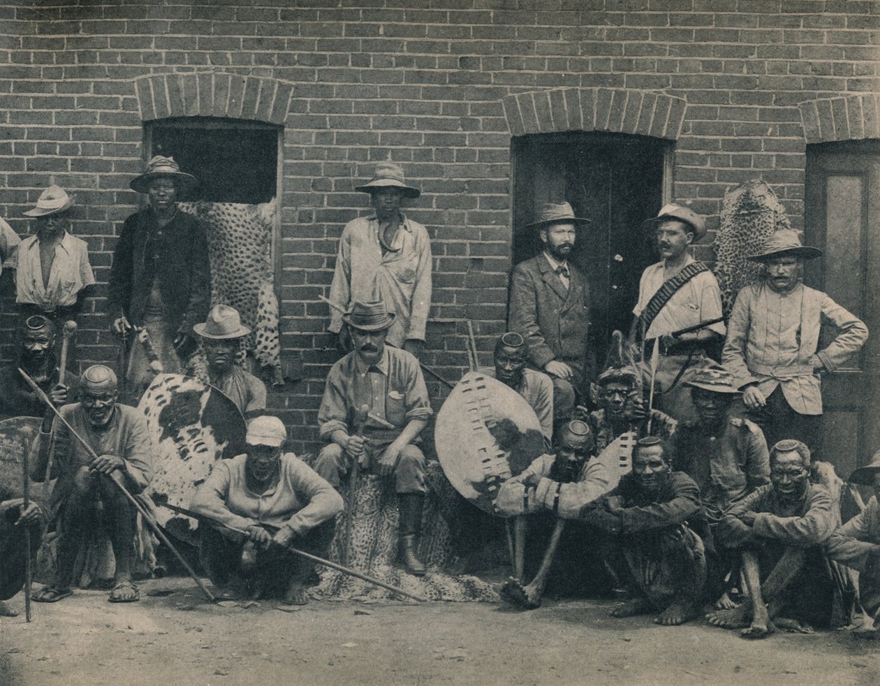Um grupo de africânderes e zulus, c1900. de Unbekannt