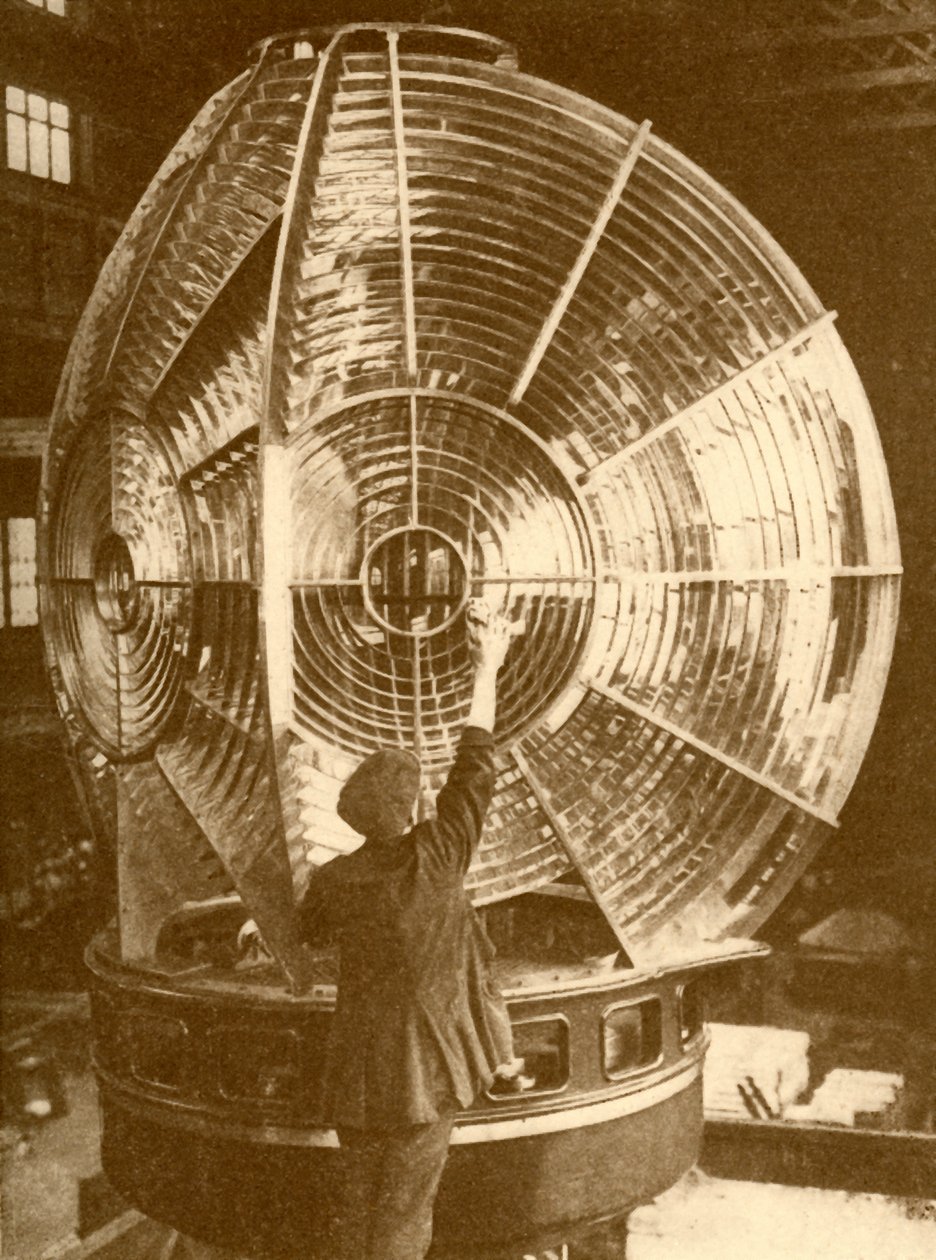 Uma lanterna do farol com lentes piscando em grupo, c1930. de Unbekannt