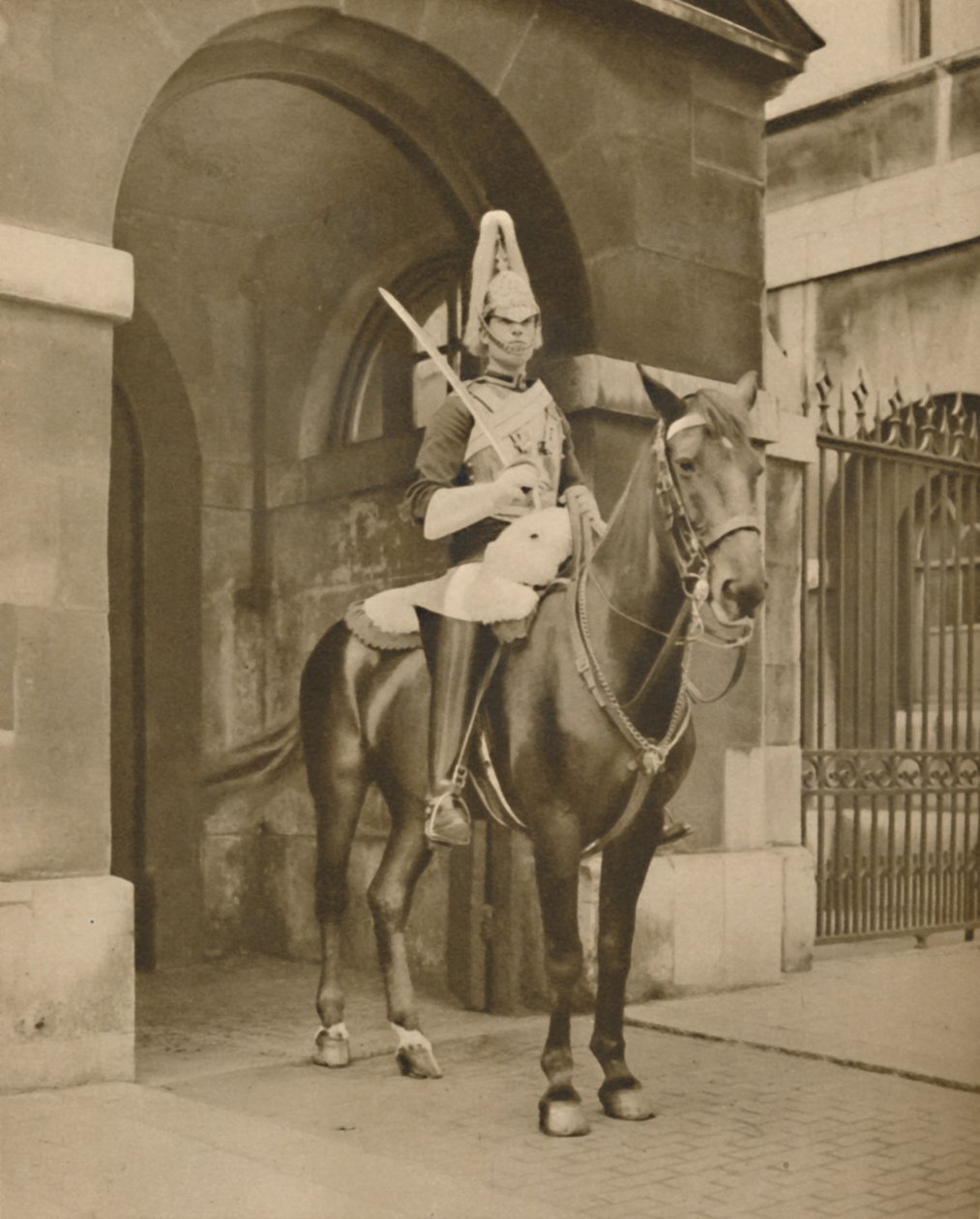 Uma estátua viva em Whitehall: The Lifeguards Sentry, c1935. de Unbekannt