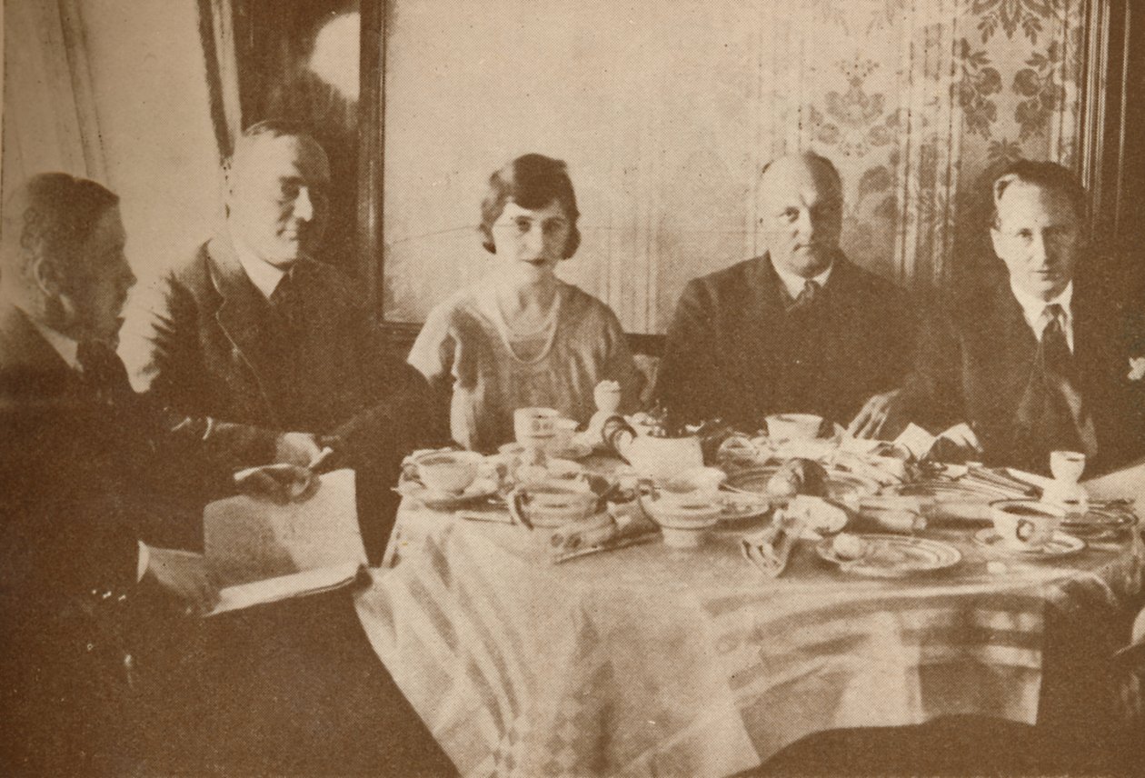Uma refeição a bordo do Graf Zeppelin enquanto sobrevoava o Atlântico, 1927 de Unbekannt