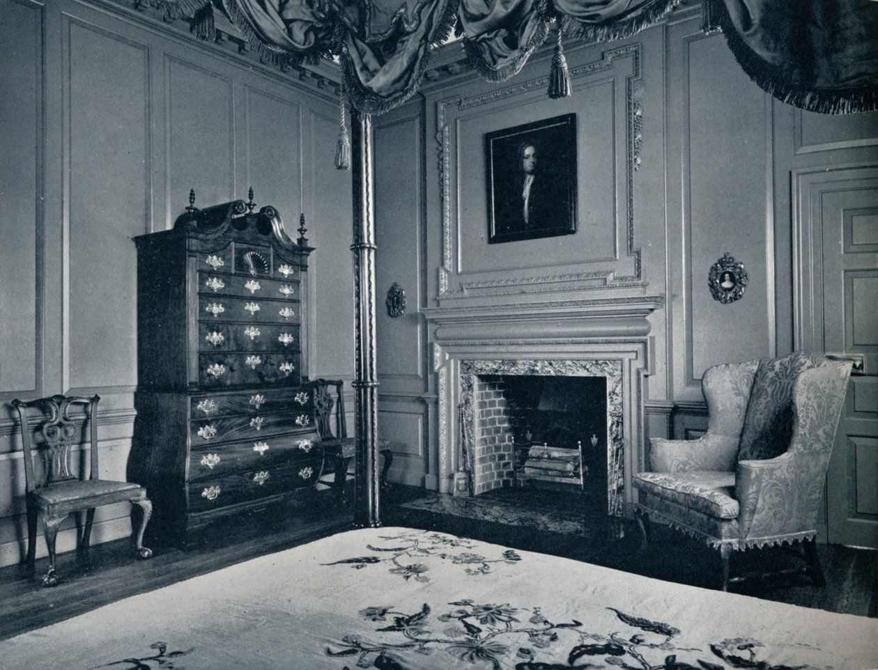 Um baú sobre o peito da Nova Inglaterra com base de Bombe em um dos quartos do palácio de Williamsburg, de Unbekannt