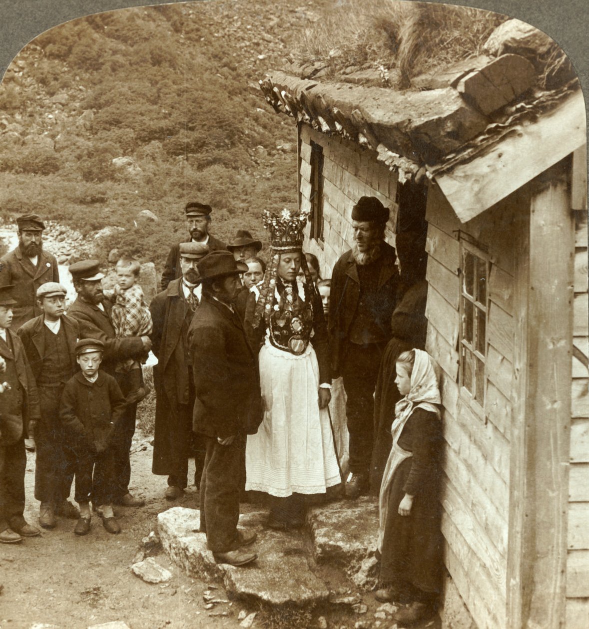 Noivos de Nordfjord com convidados e pais na porta da casa, Brigsdal, Noruega, c1905. de Unbekannt