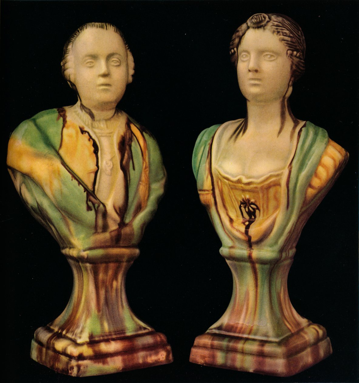 Um par de bustos de barro de Staffordshire representando o rei George III e a rainha Charlotte, com Tr de Unbekannt