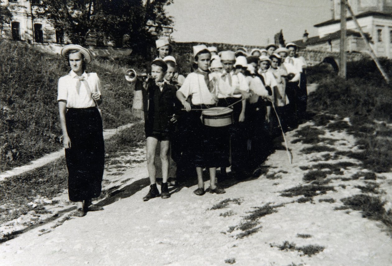 Uma unidade de pioneiros no acampamento de jovens pioneiros de toda a União Artek, Gurzuf, Crimeia, URSS, década de 1930 de Unbekannt