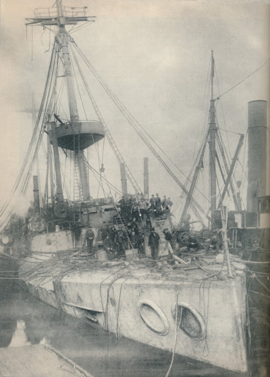 Um triunfo do salvamento. O cruzador Gladiator, apoiado por rebocadores de salvamento, 1908, 1936 de Unbekannt