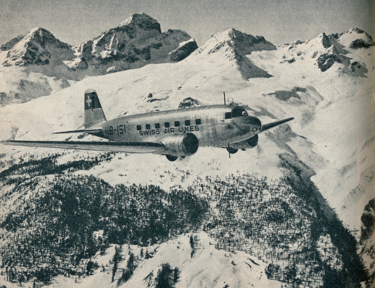 Um avião Swissair voando perto de St Moritz Aerodrome, Suíça, c1936 c1937 de Unbekannt