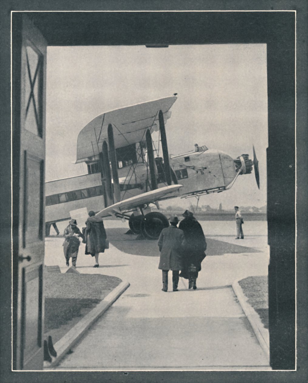 Um símbolo do mundo moderno - passageiros embarcando no aeródromo de Croydon, c1935 de Unbekannt