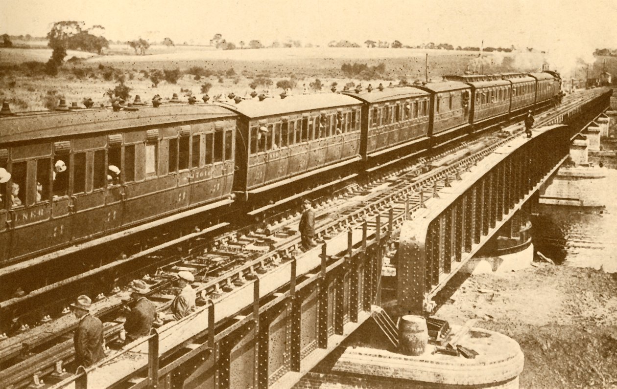 Um trem passando sobre a ponte, c1930. de Unbekannt