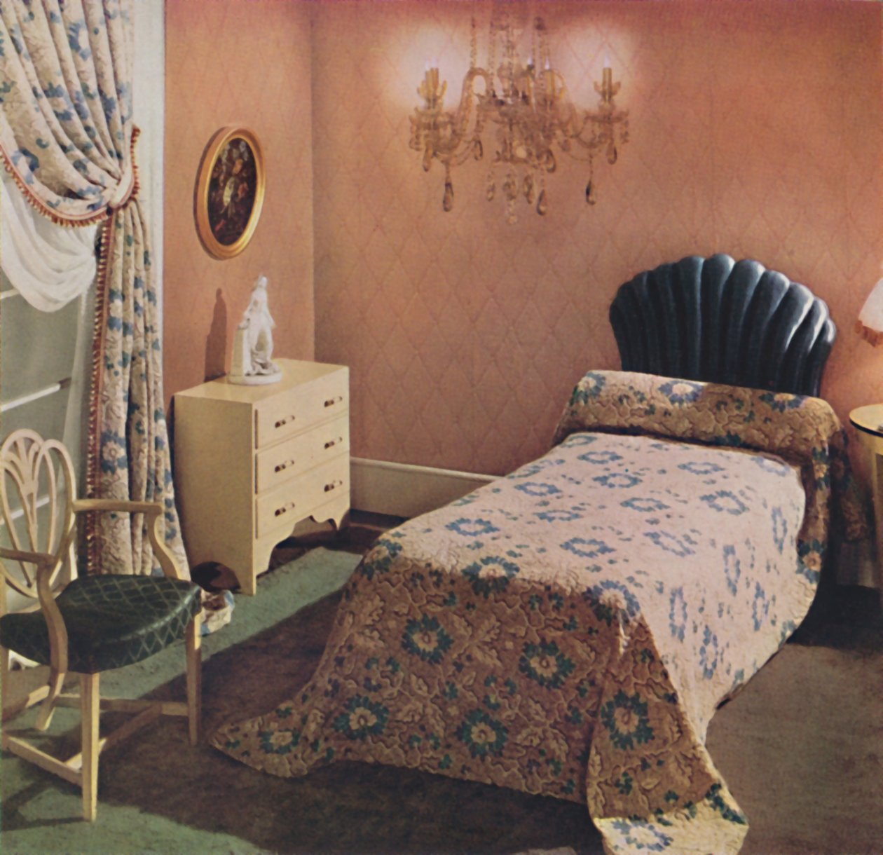 Uma colcha de Vantona Court dá uma nota de luxo a este quarto, 1942 de Unbekannt