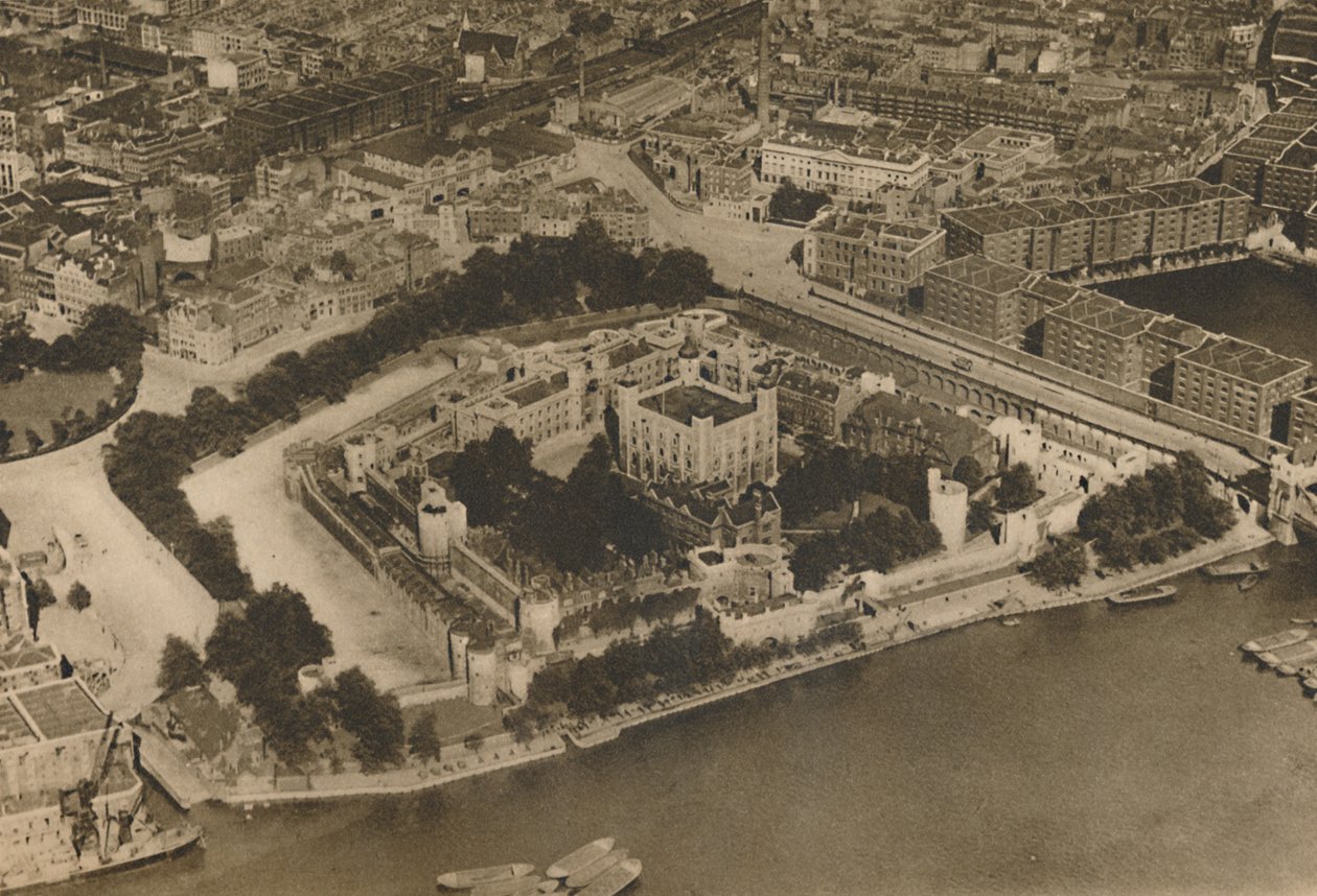 Uma vista de sua fortaleza não imaginada por William The Conqueror: A torre do ar, c1935. de Unbekannt