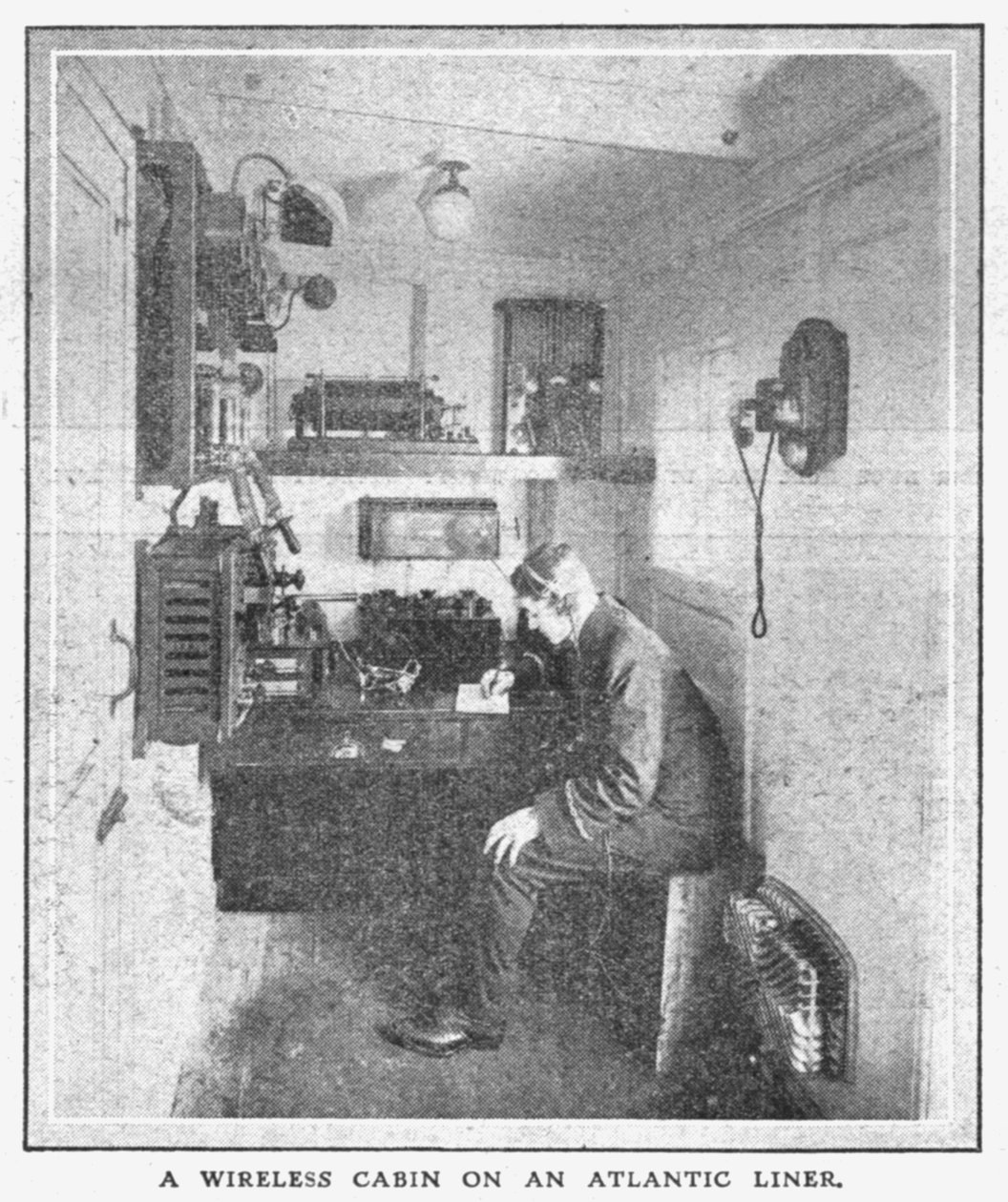 Uma cabine sem fio em um transatlântico, em 20 de abril de 1912. de Unbekannt
