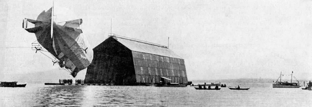 Um Zeppelin entrando em seu galpão flutuante, c 1900, c1920 de Unbekannt