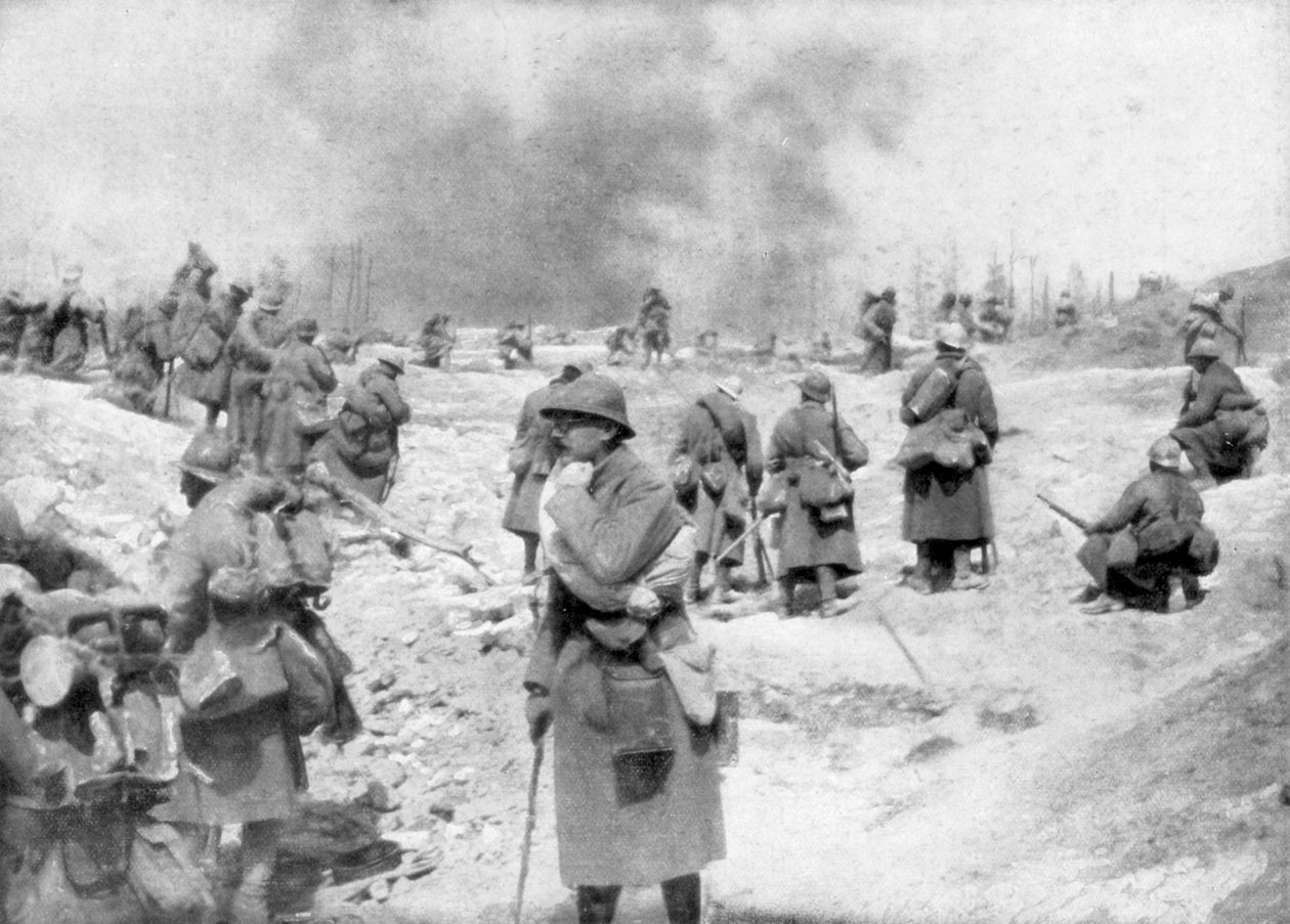 Um batalhão se aproximando da frente, Mont Pertois, França, Primeira Guerra Mundial, 20 de abril de 1917 de Unbekannt