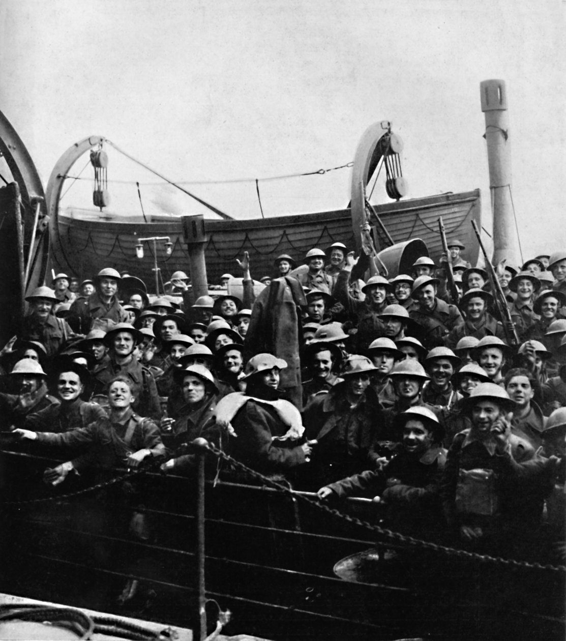 Um barco de soldados resgatados de Dunquerque, 1940, 1945 de Unbekannt