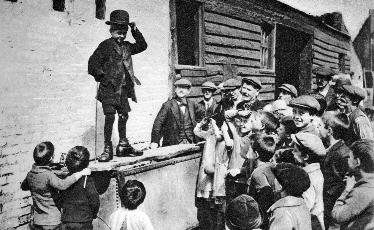Um admirador em ascensão de Charlie Chaplin, extremo leste de Londres, 1926-1927 de Unbekannt