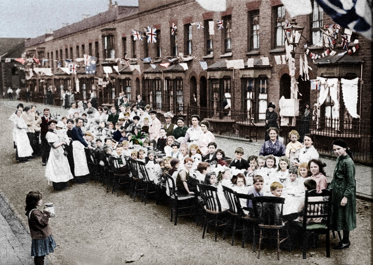 Uma festa de chá infantil em East End Street, em Londres, para celebrar o Tratado de Versalhes em t de Unbekannt