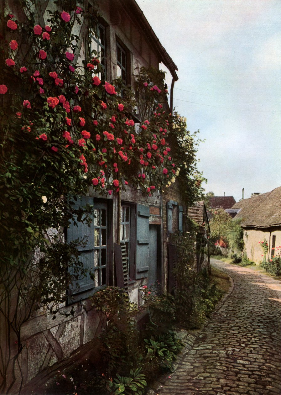 Uma rua de paralelepípedos em Gerberoy, França, 1938 de Unbekannt