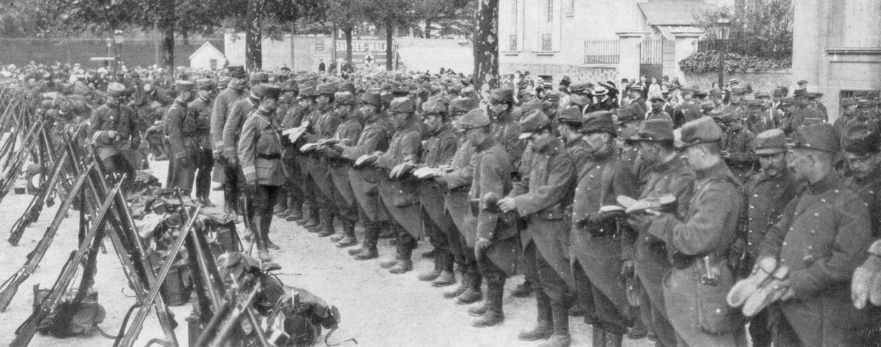 Um coronel verificando suas botas de soldados, Saint-François-Xavier, Paris, França, agosto de 1914 de Unbekannt
