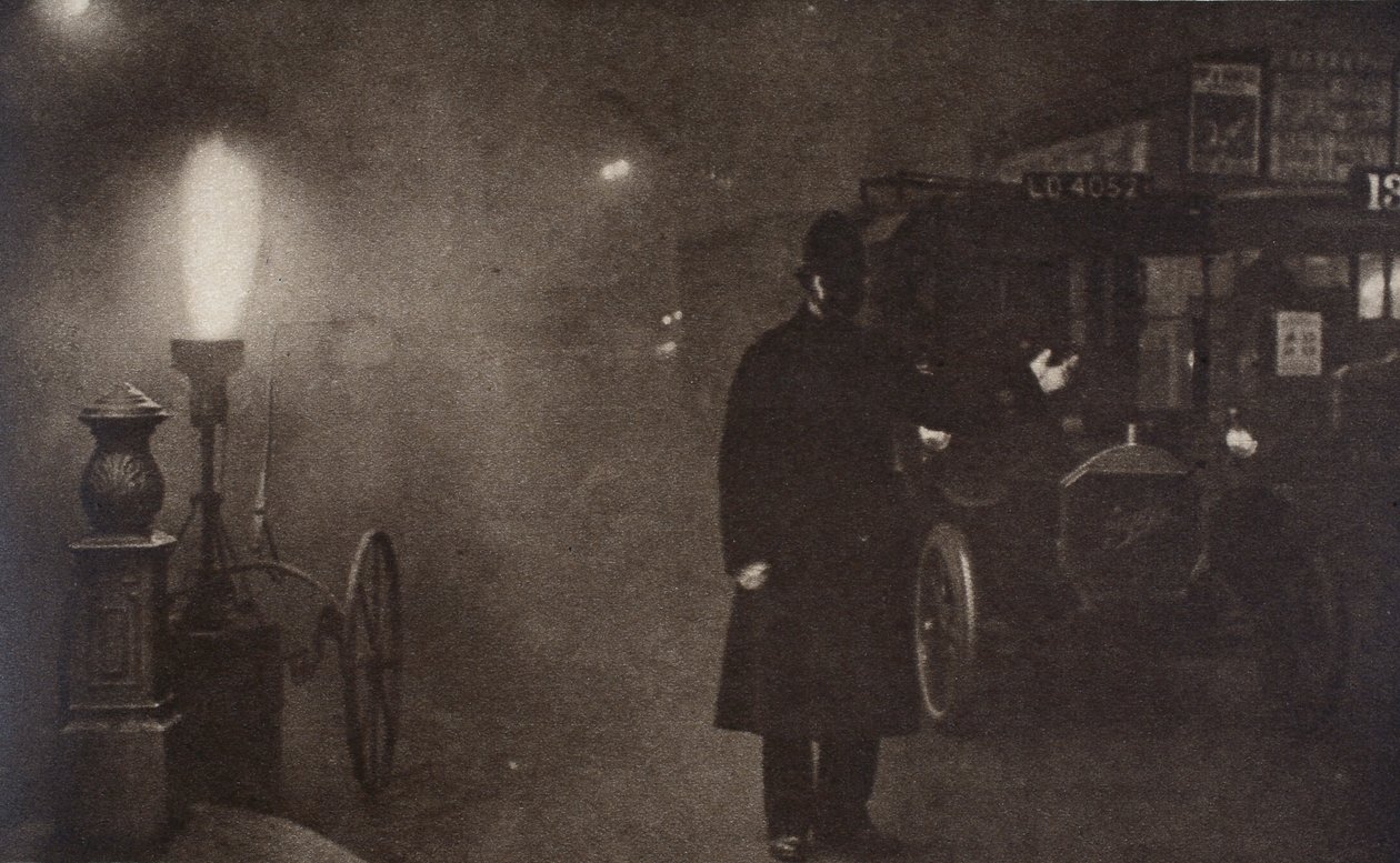 Um policial dirigindo o tráfego no nevoeiro, Londres, c1910-c1920 de Unbekannt