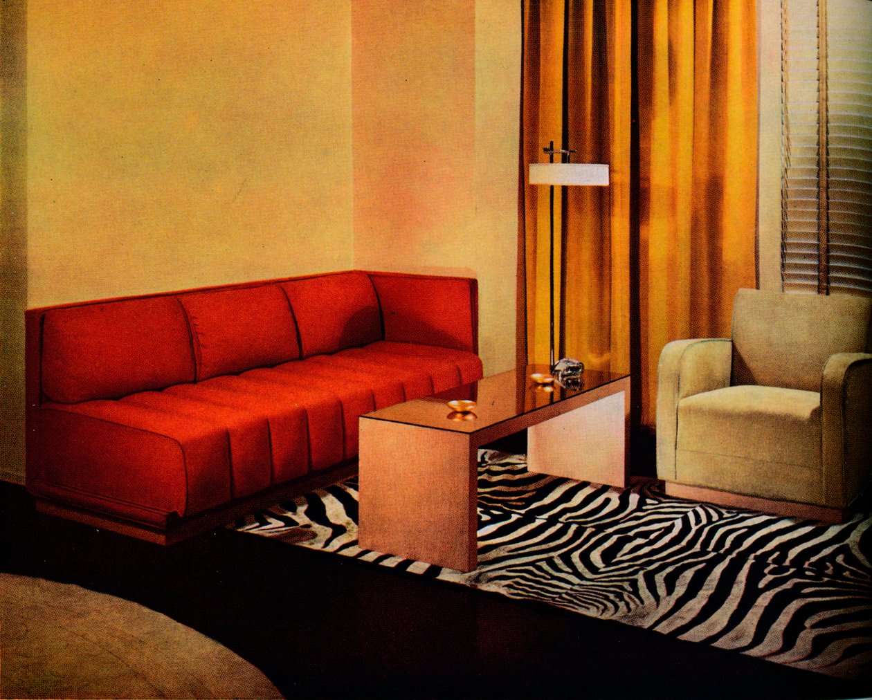 Um canto da sala de estar do designer americano Walter Dorwin Teagues, c1940 de Unbekannt