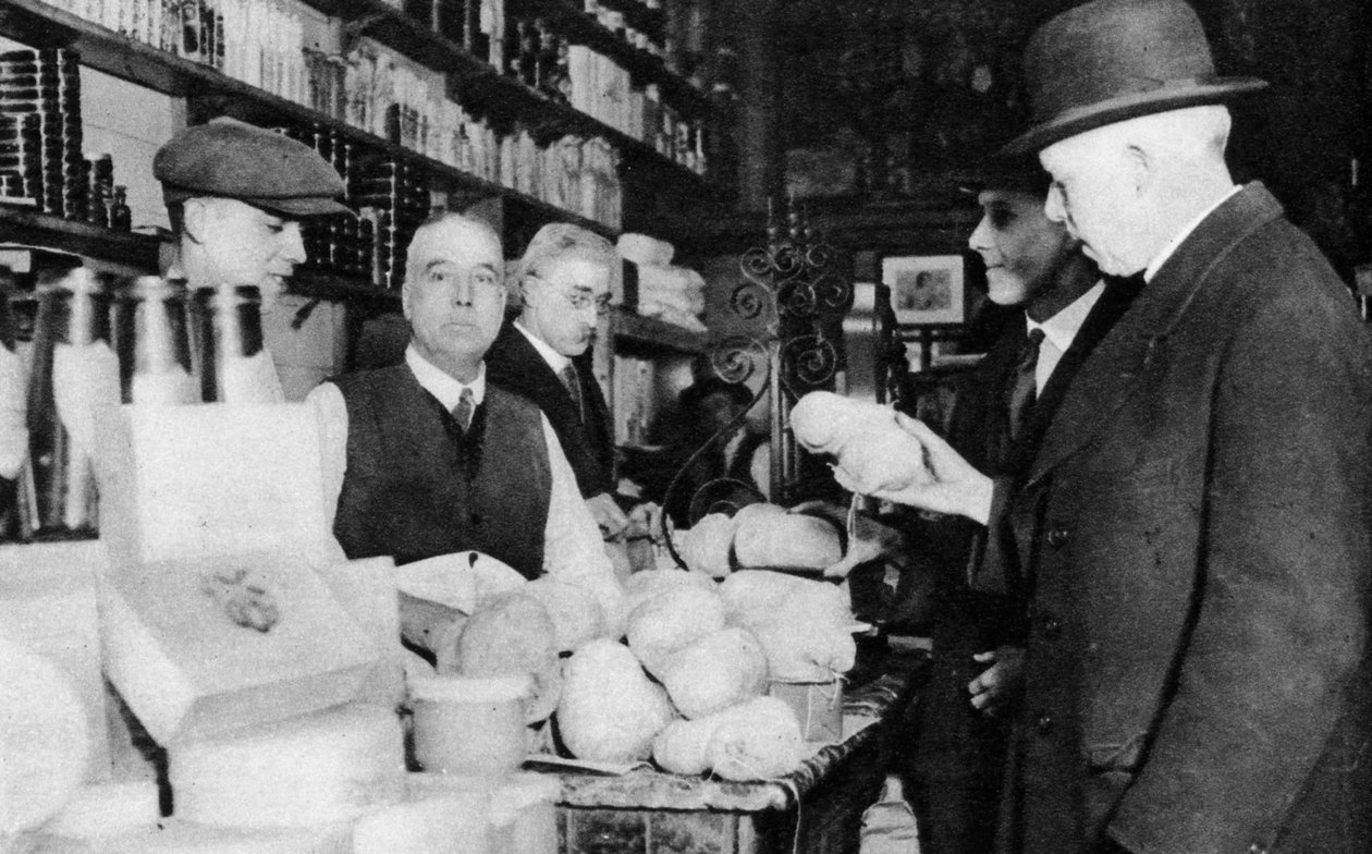 Um cliente inspeciona um haggis, Londres, 1926-1927 de Unbekannt
