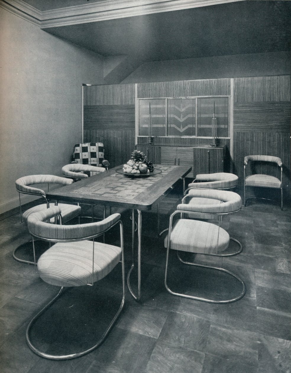 Uma suíte de sala de jantar, com mesa e cadeiras de tubo de aço. Por Practical Equipment Ltd., de Londres, de Unbekannt