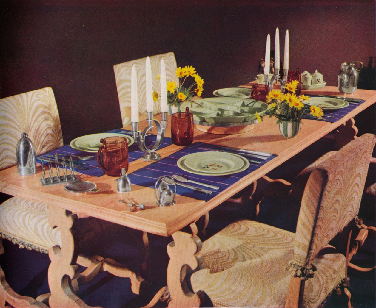 Uma mesa de jantar, c1939 de Unbekannt
