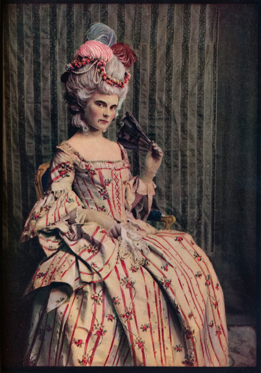 Um vestido de proporção encantadora em belo brocado francês. Período 1775-85, c1913 de Unbekannt