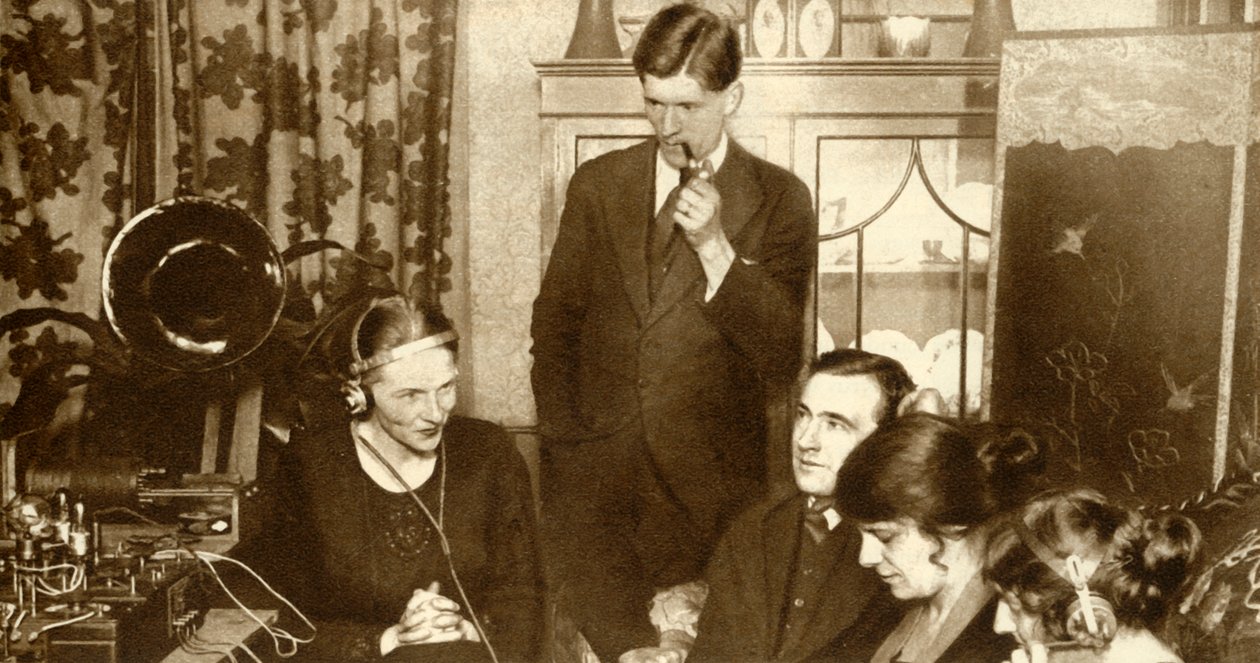 Uma família ouvindo os resultados das eleições gerais de 1923, 1935. de Unbekannt