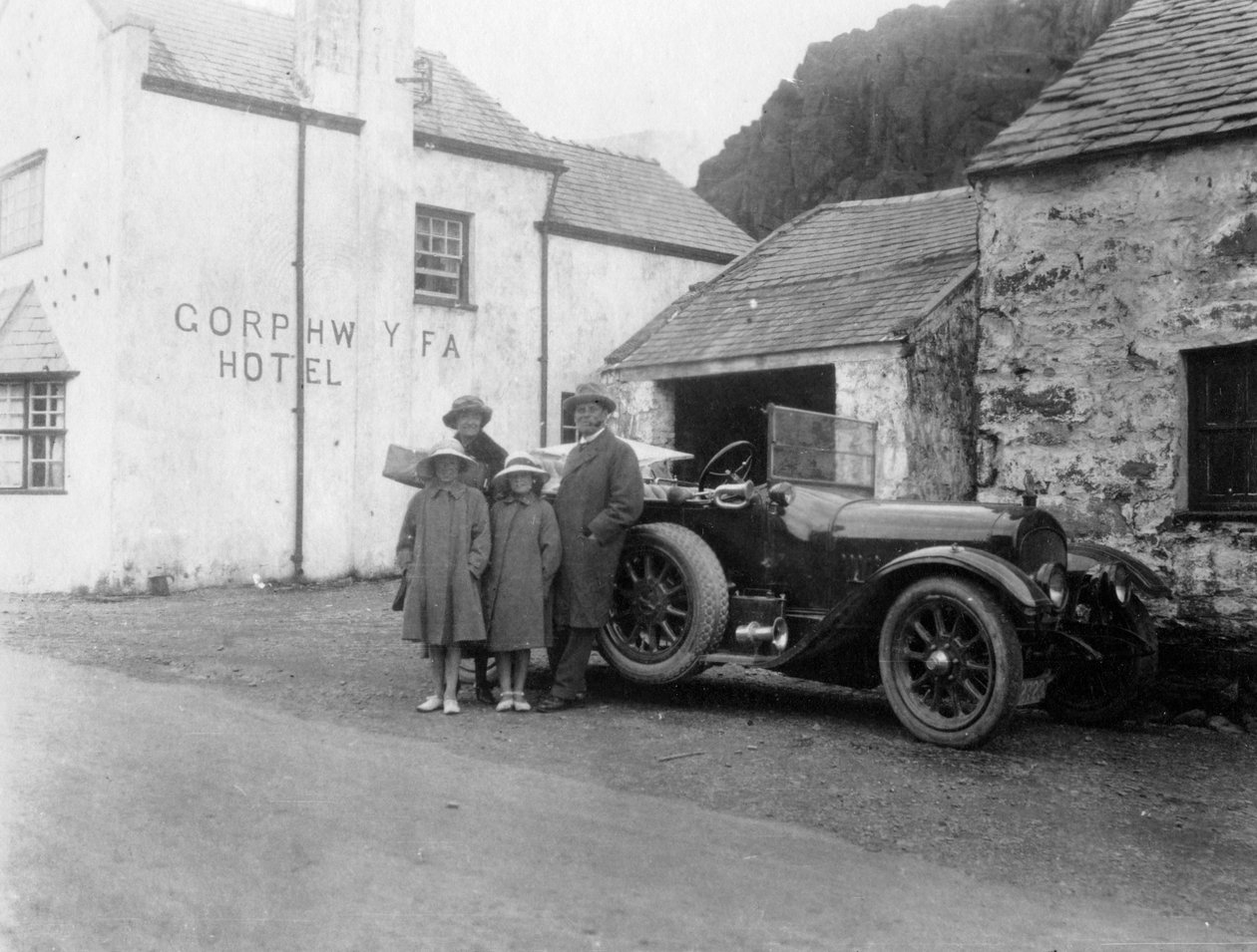 Uma família ao lado de seu carro, Gorphwysfa Hotel, Gales do Norte, c1920s-c1930s de Unbekannt